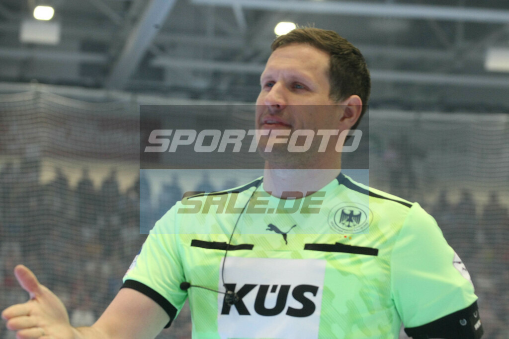 VFL Gummersbach - Füchse Berlin | Referee Nils Blümel - © Sportfoto-Sale (MK) - Realisiert mit Pictrs.com