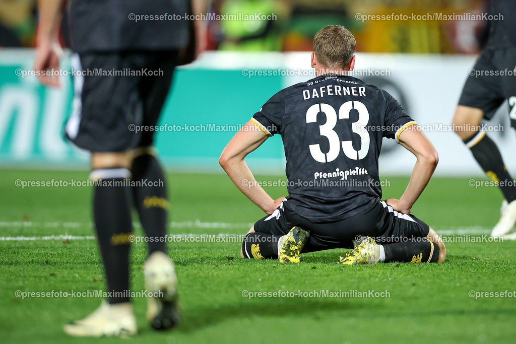 BVB3Liga04102401048 | 04.10.2024, Essen, Fußball,  Borussia Dortmund II (U23) - Dynamo Dresden, bwin 3. Liga Herren, Stadion Rote Erde, 9. Spieltag Saison 2024 2025: Christoph Daferner (Dynamo Dresden #33) kniet nach der 1:2 Niederlage enttäuscht auf dem Spielfeld Enttäuschung DFB regulations prohibit any use of photographs as image sequences and or quasi-video.
