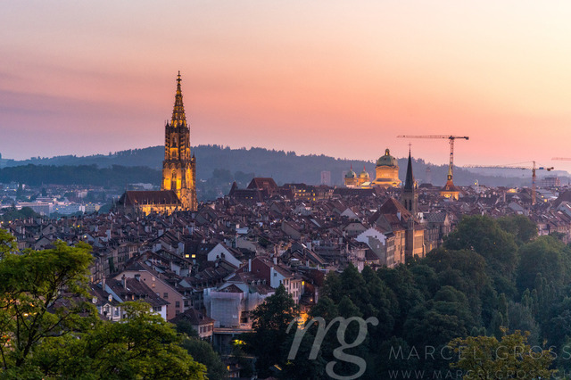 sunset over the historic city of Bern, Switzerland | Die ideale Geschenkidee für Naturliebhaber. Naturbilder von Marcel Gross Photography für ihr Zuhause in den verschiedensten Formaten und Materialien. - Realisiert mit Pictrs.com