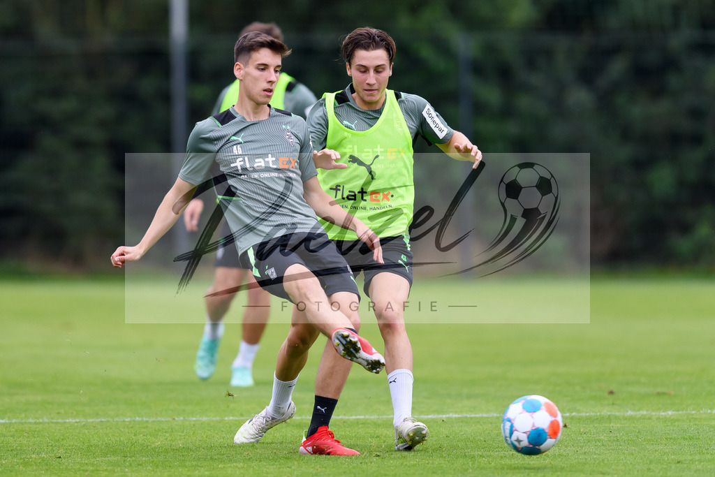 TRABMG20210719_091 | Fussball, Herren: Conor Noss (Borussia Moenchengladbach) und Rocco Reitz (Borussia Moenchengladbach)  beim Training von Borussia Moenchengladbach waehrend des Trainingslagers auf dem Trainingsplatz am Hotel Klosterpforte am 19.07.2021 in Harsewinkel, Deutschland. - Realisiert mit Pictrs.com