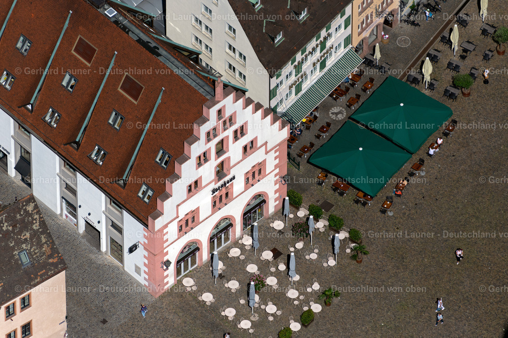 4033284 | FREIBURG IM BREISGAU 30.06.2020 Tische und Sitzbänke der Freiluft- Gaststätte SamS Cafe im Kornhaus am Münsterplatz in Freiburg im Breisgau im Bundesland Baden-Württemberg, Deutschland. Weiterführende Informationen bei: SAMS Café. // Tables and benches of open-air restaurant SamS Cafe in Kornhaus on place Muensterplatz in Freiburg im Breisgau in the state Baden-Wuerttemberg, Germany. Further information at: SAMS Cafe. Foto: Gerhard Launer