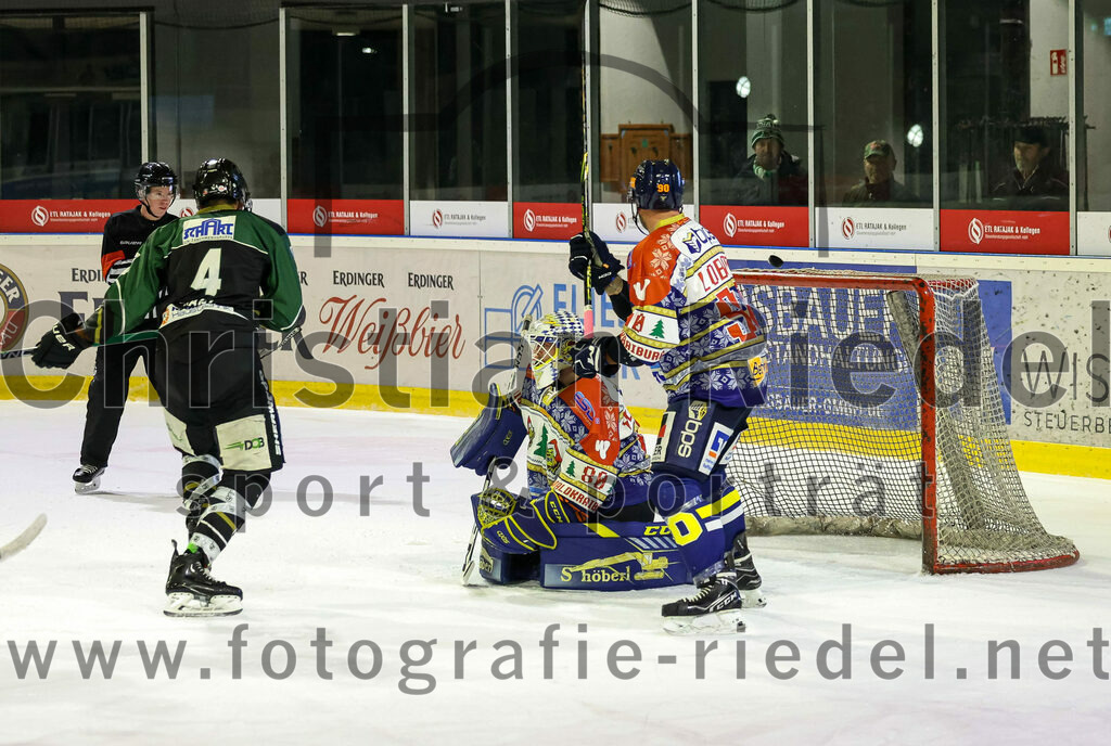 2022-12-09_157_TSV_Erding_gegen_EHC_Waldkraiburg | Erding, Deutschland, 09.12.2022:
Eishockey, Bayernliga 2022 / 2023, 19. Spieltag, TSV Erding gegen EHC Waldkraiburg, Endergebnis: 9:2

Simon Franz (Erding Gladiators, #4), Torwart Kevin Yeingst (EHC Waldkraiburg, #80), Jan Loboda (EHC Waldkraiburg, #90)

Foto: Christian Riedel / fotografie-riedel.net