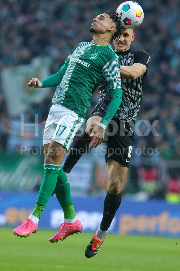 Fussball, Bundesliga, SV Werder Bremen - SC Freiburg | v.li.: Justin Njimah (SV Werder Bremen, 17) und Maximilian Eggestein (SC Freiburg, 8) im Kopfballduell, Kopfball, Zweikampf, Action, Aktion, Spielszene, DIE DFL-RICHTLINIEN UNTERSAGEN JEGLICHE NUTZUNG VON FOTOS ALS SEQUENZBILDER UND/ODER VIDEOÄHNLICHE FOTOSTRECKEN. DFL REGULATIONS PROHIBIT ANY USE OF PHOTOGRAPHS AS IMAGE SEQUENCES AND/OR QUASI-VIDEO.