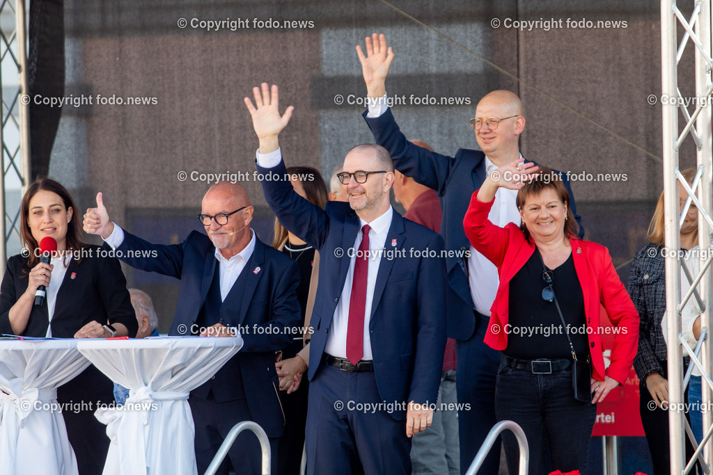 Hauptplatz Linz_ 1. Mai Umzug 2025_ 01.05.2025-22 | 01.05.2025, Hauptplatz Linz, AUT, Hauptplatz Linz, im Bild 1. Mai Umzug 2025 Linz Hauptplatz, SPOE, Tina Bloechl (SP, Vize-Bgmin. der Stadt Linz), GR Stefan Gigler (SP), Dietmar Prammer (SP, Bgm. der Stadt Linz), Karin Hoerzing (SP, Vize-Bgmin. der Stadt Linz)