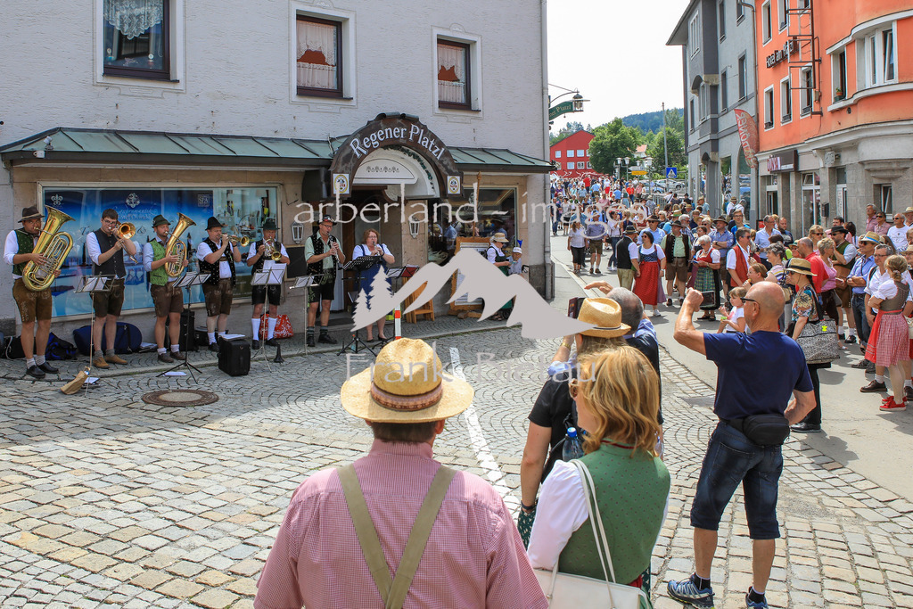 OE7A3836 | jeder freie Platz wird zur Bühne, bereits gegen 11 Uhr am Sonntag starker Andrang in der Stadt