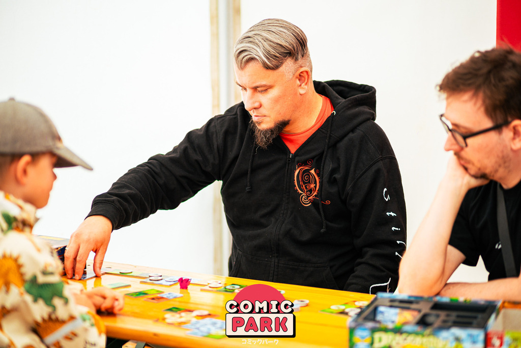 Tom Wenig -Comicpark ROS2026 SA-0444 | Hier findet ihr eure Fotografien und verschiedenste Motive zum Bestellen. - Realisiert mit Pictrs.com