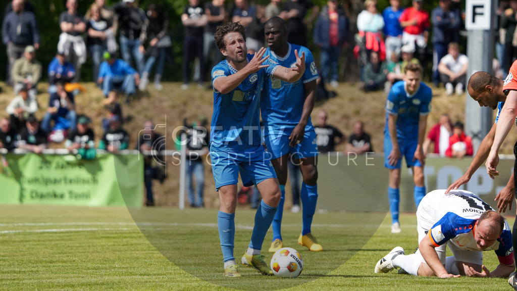 Fußball, Herren, Saison 2024/2025, Finaltag der Amateure 2025, Landespokal Brandenburg, Finale, VfB 1921 Krieschow vs. RSV Eintracht 1949, Samstag 24.05.2025, Volksparkstadion Neuruppin, | Fußball, Herren, Saison 2024/2025, Finaltag der Amateure 2025, Landespokal Brandenburg, Finale, VfB 1921 Krieschow vs. RSV Eintracht 1949, Samstag 24.05.2025, Volksparkstadion Neuruppin, Im Bild: Leon Hellwig (RSV) verärgert über die Entscheidung des Schiedsrichters - Realisiert mit Pictrs.com