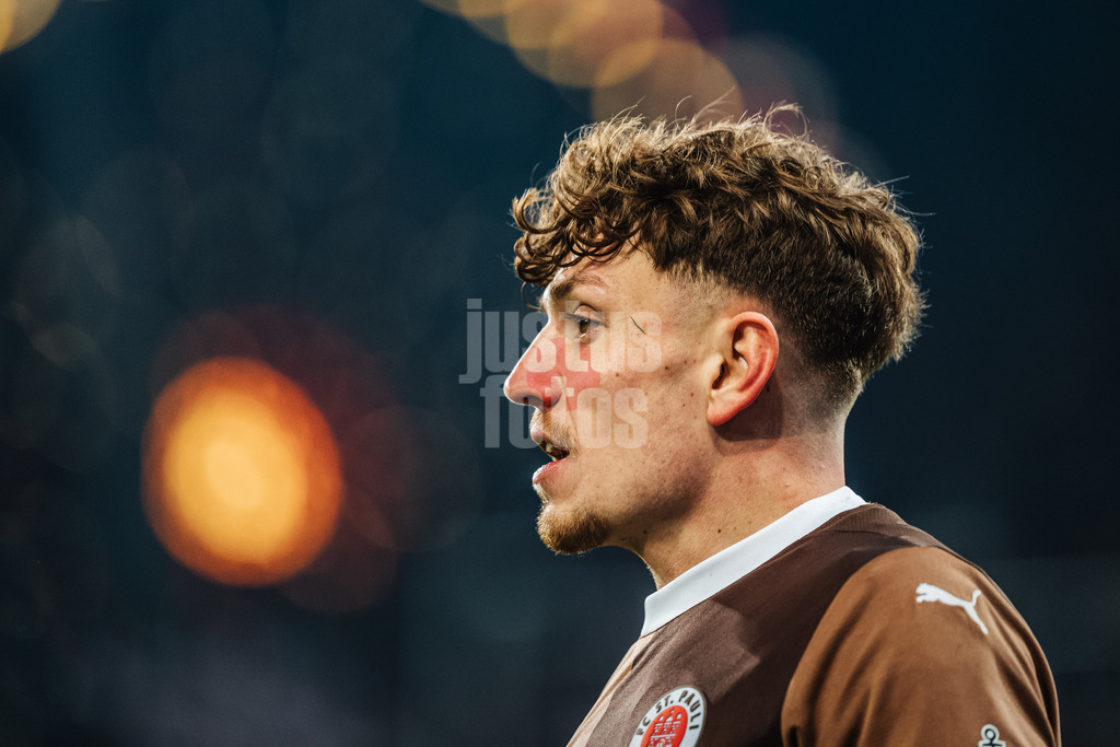 Fußball | Männer | Saison 2024/2025  | Fußball-Bundesliga | 12. Spieltag | FC St. Pauli vs. Holstein Kiel | 29.11.2024 | Philipp Treu (#23, FC St. Pauli)