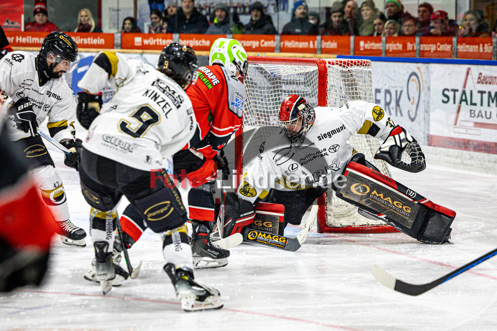 TSV Peißenberg MINERS gegen EHC Königsbrunn PINGUINE | Eishockey Bayernliga Herren Playoffs Viertelfinale 2024/25 - Spiel 4 von 7, TSV Peißenberg MINERS gegen EHC Königsbrunn PINGUINE, 20250216,Torchance Anton ENGEL (MINERS 9), Stefan VAJS (EHC Goalie 32) in Aktion,2025-02-16 in Peißenberg (Eisstadion Peißenberg)Xaver NAGEL (MINERS Goali 32)Copyright: WolfgangxLindner foto-lindner.de