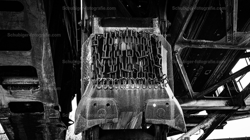 DSCF2005 | Ferropolis ist ein Industriemuseum und Veranstaltungsort in Gräfenhainichen östlich von Dessau-Roßlau auf einer Halbinsel im Gremminer See, dem ehemaligen Tagebau Golpa-Nord. Ferropolis ist Ankerpunkt der Europäischen Route der Industriekultur. Wikipedia - Realisiert mit Pictrs.com