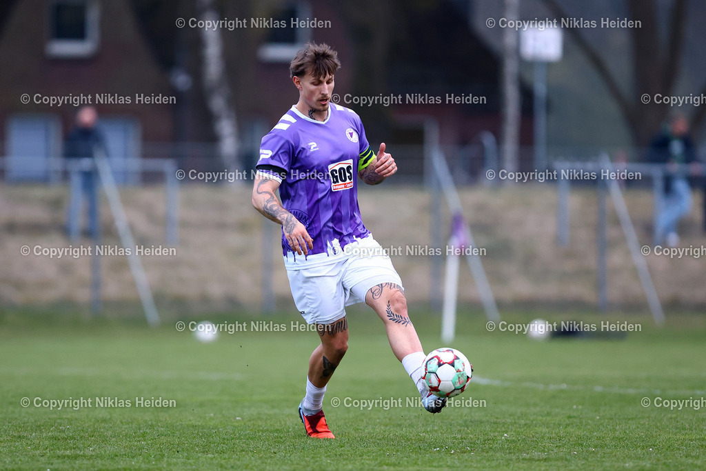 NH_VfRNeumuenster_PSVNeumuenster_FlensOberliga_15042026 | #4 Kenny Korup (VfR Neumünster)Fußball I Herren I Flens Oberliga I Saison 2025-2026  I 19. Spieltag I VfR Neumünster - PSV Union Neumünster I 15.04.2026 I VfR Stadion HSP (Grümmi Arena)