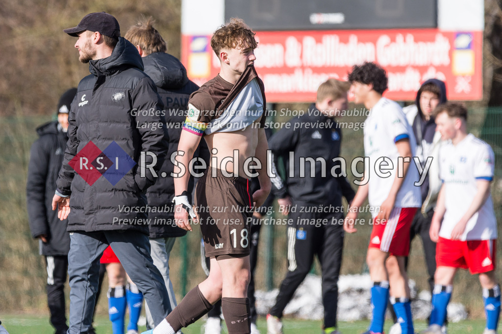 Fußball, Saison 2021/22, A-Junioren Bundesliga, Hamburger SV - FC St. Pauli, Paul-Hauenschild-Plätze (Norderstedt), 02.04.2022, 16. Spieltag | Remo Merke (#18, Pauli, Co-Kapitän) frustriert nach dem Spiel