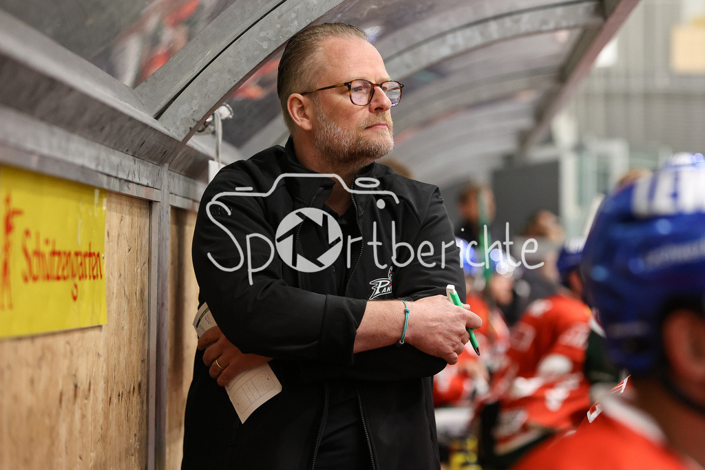 SC Rapperswil-Jona Lakers - Augsburger Panther | Panther Trainer Christof KREUZER in Aktion / Freisteller / Einzelfoto / Ratolos