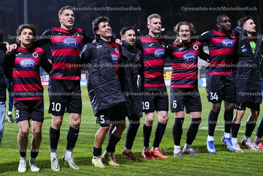 xYDRx23012601058 | 23.01.2026, xydrx, Fußball, 3.Liga, FC Viktoria Köln - 1.FC Saarbrücken, Saison 2025 2026, Sportpark Höhenberg:  Florian Engelhardt (FC Viktoria Köln #8) David Otto (FC Viktoria Köln #10) Leonhard Muenst (FC Viktoria Köln #5) Meiko Sponsel (FC Viktoria Köln #19) Tobias Eisenhuth (FC Viktoria Köln #6) Frank Ronstadt (FC Viktoria Köln #34) feiern den 2:0 Sieg   DFB regulations prohibit any use of photographs as image sequences and or quasi-video. Photo: xYannisxDreimannxPressefotoKochx