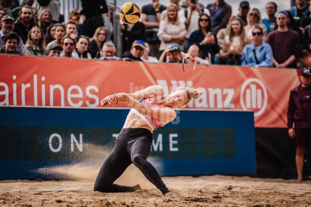 Beachvolleyball | Frauen | Allianz German Beach Tour 2025 | Tourstop Düsseldorf | 18.05.2025 | Tabea Schwarz kriegt einen Ball ins Gesicht und verliert dabei die Brille