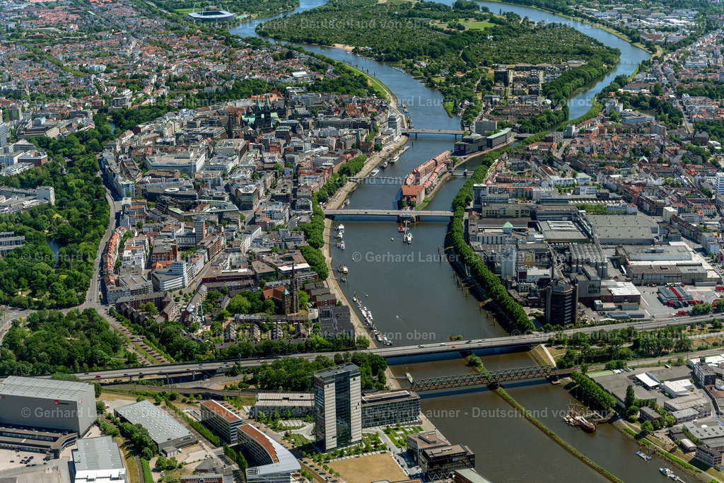 4029352 | BREMEN 01.06.2020 Uferbereiche am Flußverlauf der Weser an der Straße Stephanibrücke in Bremen, Deutschland. // Riparian zones on the course of the river of the Weser river on street Stephanibruecke in Bremen, Germany. Foto: Gerhard Launer