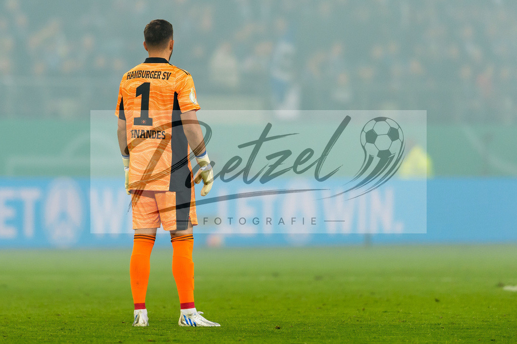 HSVSCF20220419_363 | Fussball, Herren: Torwart Daniel Heuer Fernandes (Hamburger SV) schaut beim DFB-Pokal-Halbfinalspiel zwischen Hamburger SV und SC Freiburg im Volksparkstadion am 19.04.2022 in Hamburg, Deutschland.DFB / DFL REGULATIONS PROHIBIT ANY USE OF PHOTOGRAPHS AS IMAGE SEQUENCES AND/OR QUASI-VIDEO. - Realisiert mit Pictrs.com