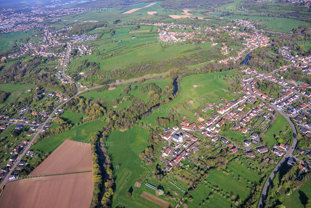 Luftbild: Verlauf der Blies an der deutsch-französischen Landesgrenze und Kirche St. Martin Habkirchen im Ortsteil Habkirchen in Mandelbachtal im Bundesland Saarland in Deutschland.Foto: IMG_154516.jpg vom 18.04.2026 durch Werner Riehm/FLY-FOTO.deAuflösung des Originals: 6000 x 4000 px- Aktuelles