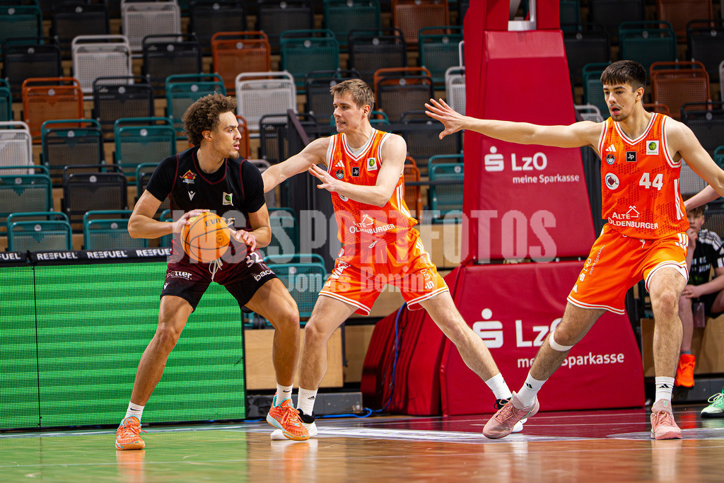 Basketball I Herren I Saison 2025-2026 I ProB Nord I 21. Spieltag I Rasta Vechta II - Iserlohn Kangaroos I 2872 | Tyson Leitao (32, Iserlohn Kangaroos) gegen Moritz Dresing (7, RASTA Vechta II) - Realisiert mit Pictrs.com
