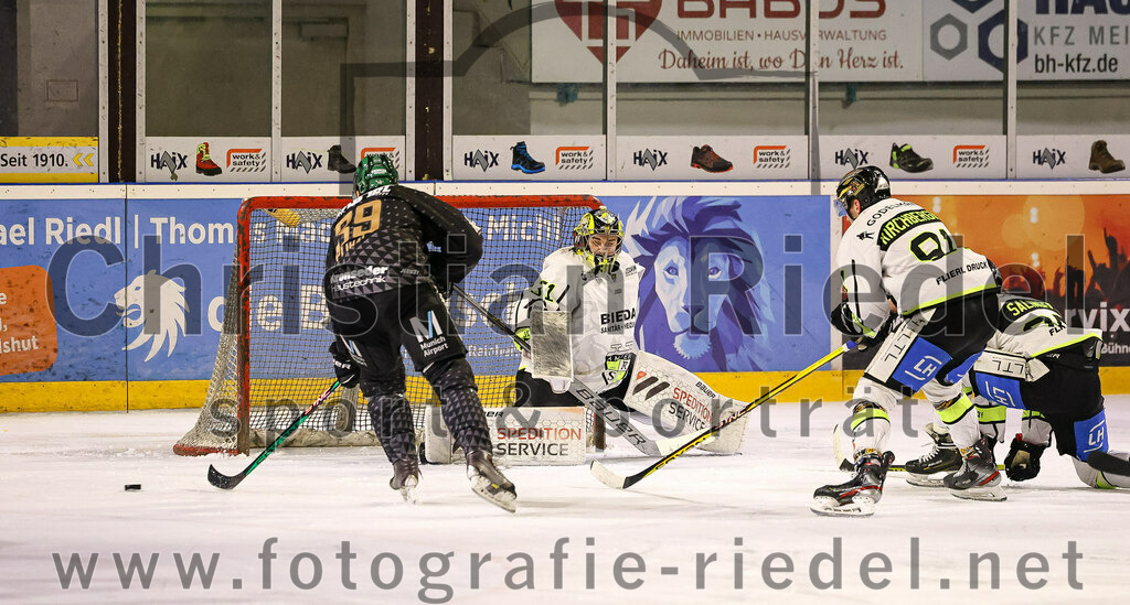 2024-02-16_035_TSV_Erding_gegen_ERSC_Amberg | Erding, Deutschland, 16.02.2024:
Eishockey, Bayernliga Playoffs 2023 / 2024, 1. Spieltag, TSV Erding gegen ERSC Amberg, Endergebnis: 1:2

Thomas Plihal (Erding Gladiators, #39), Torwart Timon Bätge (ERSC Amberg, #31), Michael Kirchberger (ERSC Amberg, #91), Lukas Salinger (ERSC Amberg, #95)

Foto: Christian Riedel / fotografie-riedel.net