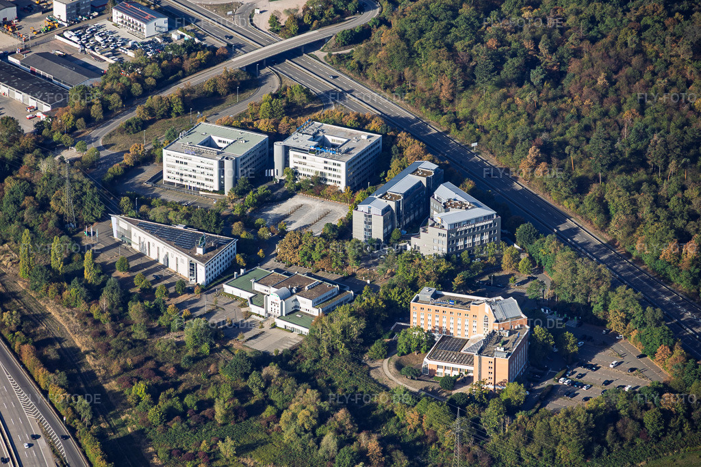 Luftbild: Ortsteil Am Hardtwald mit Radisson Blu Hotel DACHSER Logistikzentrum Karlsruhe Air & Sea Logistics und Atrium Möbel und Design GmbH in Ettlingen im Bundesland Baden-Württemberg in Deutschland. – Foto: IMG_159619.jpg vom 27.09.2026 durch Werner Riehm/FLY-FOTO.de – Auflösung des Originals: 5754 x 3836 px – WWW.RADISSONHOTELS.COM – Atrium – Logistikdienstleister | Transportlogistik | DACHSER