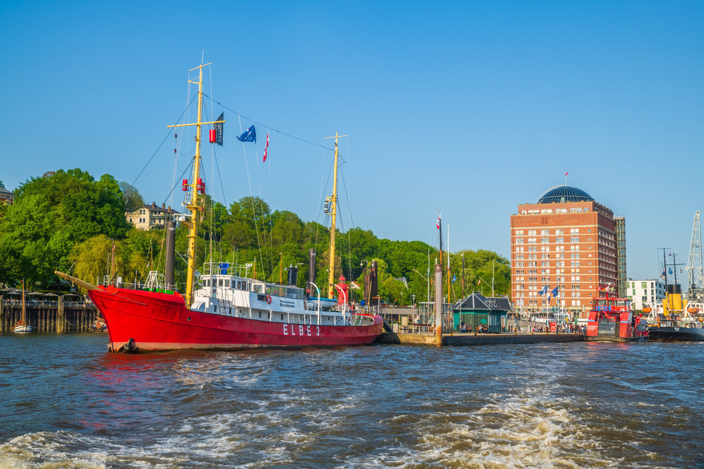10230511 - Feuerschiff Elbe 3 in Övelgönne | Blick von der Elbe auf das Feuerschiff Elbe 3 im Museumshafen Övelgönne.
Bestellen Sie dieses maritime Hamburg Motiv als Wandbild oder Poster in vielen Ausführungen und Formaten. Zur Auswahl gelangen Sie über "Bestellen".