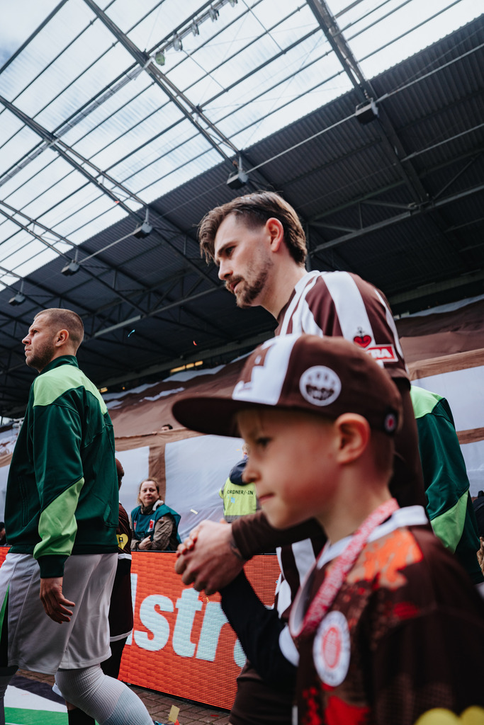 HEV08619 | Der offizielle Shop für FC St. Pauli Fotos. Wähle aus Spielszenen & Fanmomenten dein FCSP Wunschformat. Wir liefern Millerntor-Atmosphäre.