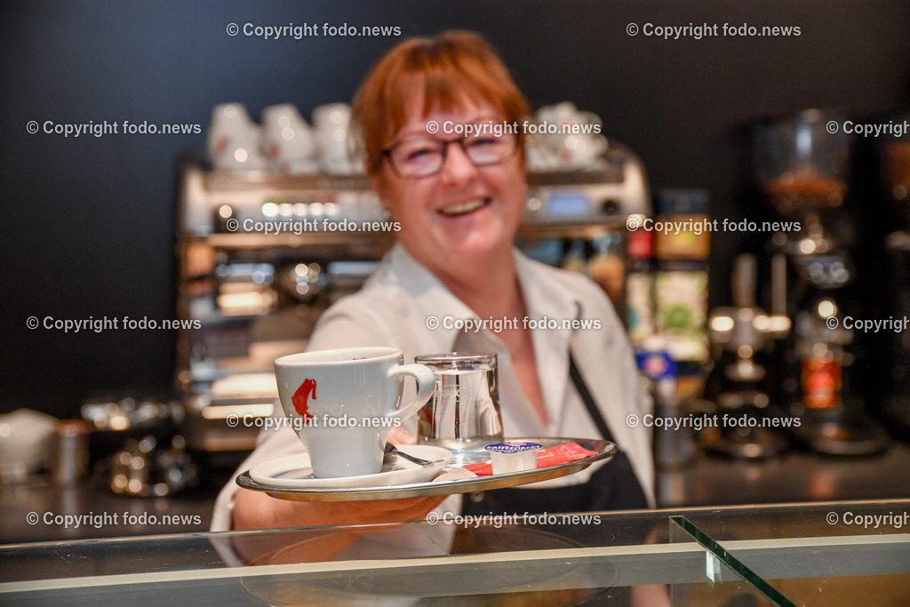 Resch und Frisch_ Coffee to Go_ 09.12.2022-10 | 09.12.2022, Wels, AUT, Resch und Frisch, Coffee to Go, im Bild Fr. Elke (Mitarbeiterin Resch und Frisch Wels) beim servieren eines Kaffee in der Tasse, Kaffeemaschine, Siebtraegermaschine