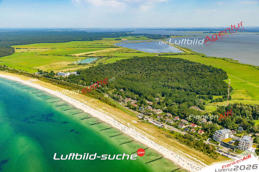 Luftaufnahme der Stadt Ahrenshoop - Die Luftaufnahme wurde 2025 vom UL-Flugzeug heraus erstellt ( keine Drohne ) - Hochauflösende Luftaufnahme - für professionelle Ausdrucke geeignet. Die Geschenkidee !Hier alle&nbsp;Infos zur Lizenzierung der LuftaufnahmeWir fliegen auch dieses Jahr wieder in Ihre Region um Luftbilder zu erstellen.- Luftbild anfragen