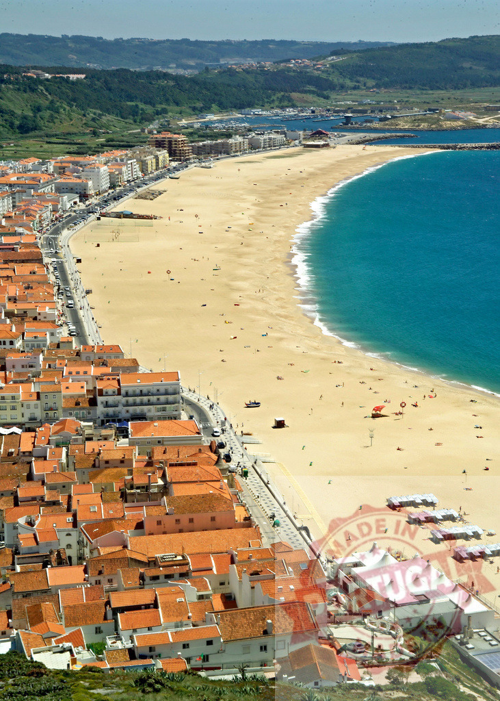 Nazaré town and beach with terracotta roofs, Portugal | Sunny aerial view of Nazaré beach and town along the Atlantic coast, Portugal - Realisiert mit Pictrs.com