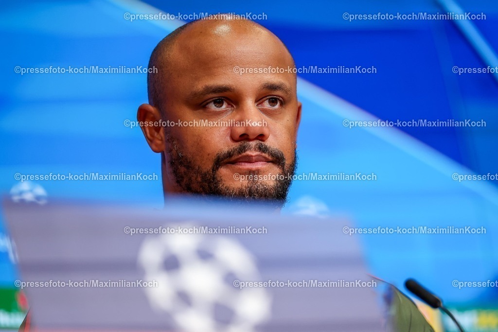UCL22102501141 | 22.10.2025, Fußball, UEFA Champions League, FC Bayern München - Club Brügge, Allianz Arena, Saison 2025 2026: Cheftrainer Vincent Kompany (FC Bayern Muenchen #hc) bei der Pressekonferenz nach dem SpielRegulations prohibit any use of photographs as image sequences and or quasi-video.