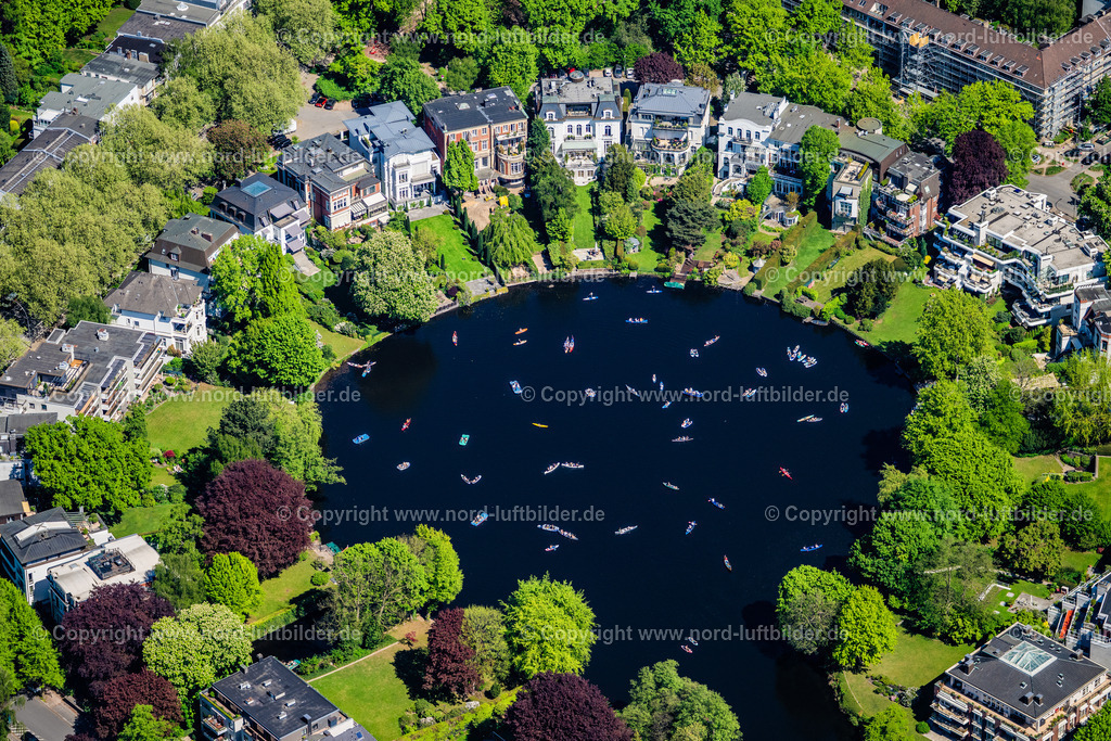 Hamburg_Winterhude_Rondeelteich_Mit_Paddlern_ELS_3510010525 | HAMBURG 01.05.2025 Villen und Häuser im Wohngebiet am Rondeelteich im Ortsteil Winterhude in Hamburg, Deutschland. // Luxury Villa and houses in the residential area at Rondeelteich in the Winterhude district in Hamburg, Germany. Foto: Martin Elsen