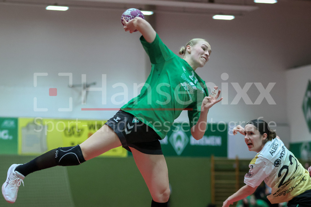 Handball, 2. Bundesliga Frauen, SV Werder Bremen - Bergischer HC | v.li.: Emma Ruwe (SV Werder Bremen, 27) beim Wurf, am Ball, Spielszene, Aktion, Action
