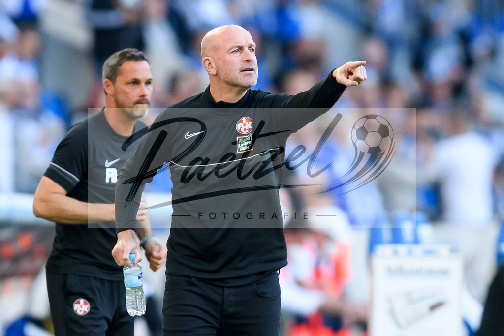FCMFCK20210904_152 | Fussball, Herren: Trainer Marco Antwerpen (1. FC Kaiserslautern) gestikuliert beim Spiel der 3. Liga zwischen 1. FC Magdeburg und 1. FC Kaiserslautern in der MDCC-Arena am 04.09.2021 in Magdeburg, Deutschland.DFB / DFL REGULATIONS PROHIBIT ANY USE OF PHOTOGRAPHS AS IMAGE SEQUENCES AND/OR QUASI-VIDEO. - Realisiert mit Pictrs.com