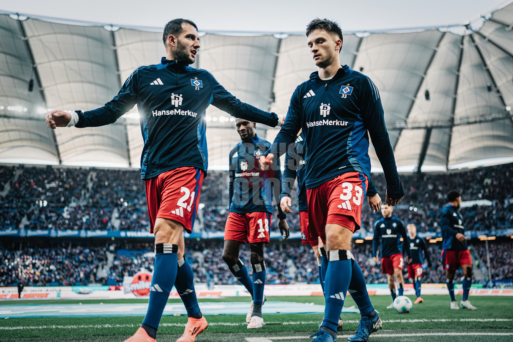 Fußball | Männer | Saison 2024/2025 | 2. Fußball-Bundesliga | 11. Spieltag | Hamburger SV vs. 1. FC Nürnberg | 03.11.2024 | v.l. Levin Öztunali (#21, HSV) und Noah Katterbach (#33, HSV) auf dem Weg in die Kabine im Gespräch