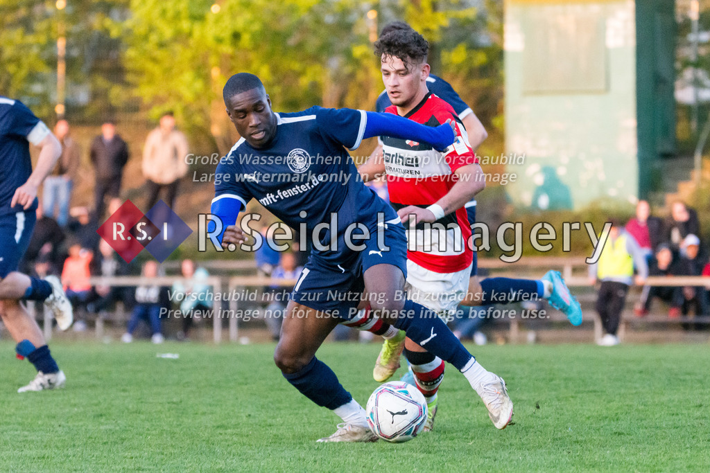 Fußball, Saison 2021/22, LOTTO-Pokal, Lohbrügge - Altona 93, Binnenfeldredder (Hamburg), 26.04.2022, Viertelfinale | Christian Degener (#11, Lohbrügge), Dominik Akyol (#17, AFC)