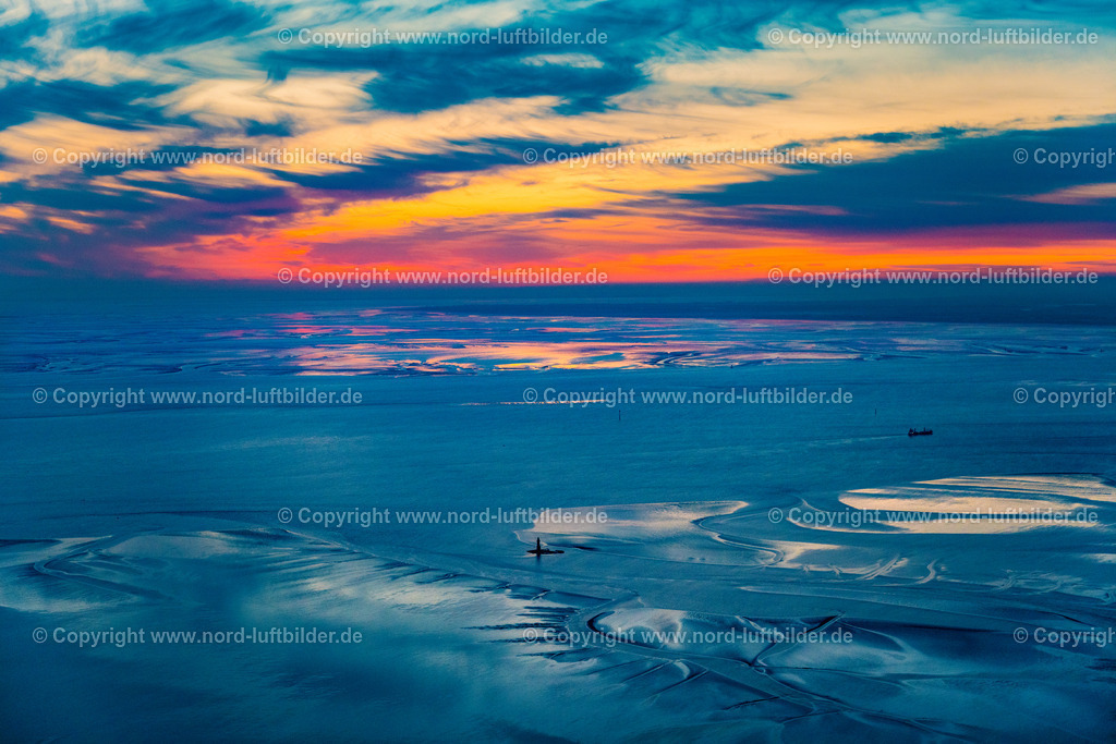 Hoheweg_Leuchtturm_Sonnenaufgang_ELS_5311190523 | BUTJADINGEN 19.05.2023 Strukturen- Landschaft mit Prielenbildung in der Wattenmeer der Nordsee in Butjadingen im Bundesland Niedersachsen, Deutschland. // Formation of tides in the Wadden Sea landscape of North Sea in Butjadingen in the state Lower Saxony, Germany. Foto: Martin Elsen