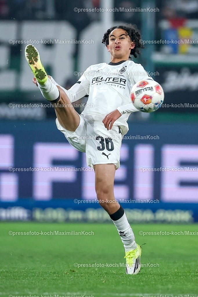 BMG11012601099 | 11.01.2026, Fußball, Borussia Mönchengladbach - FC Augsburg, 1. Fußball Bundesliga, 16.Spieltag, Borussia-Park, Saison 2025 2026: Wael Mohya (Borussia Mönchengladbach #36)  DFB regulations prohibit any use of photographs as image sequences and or quasi-video.