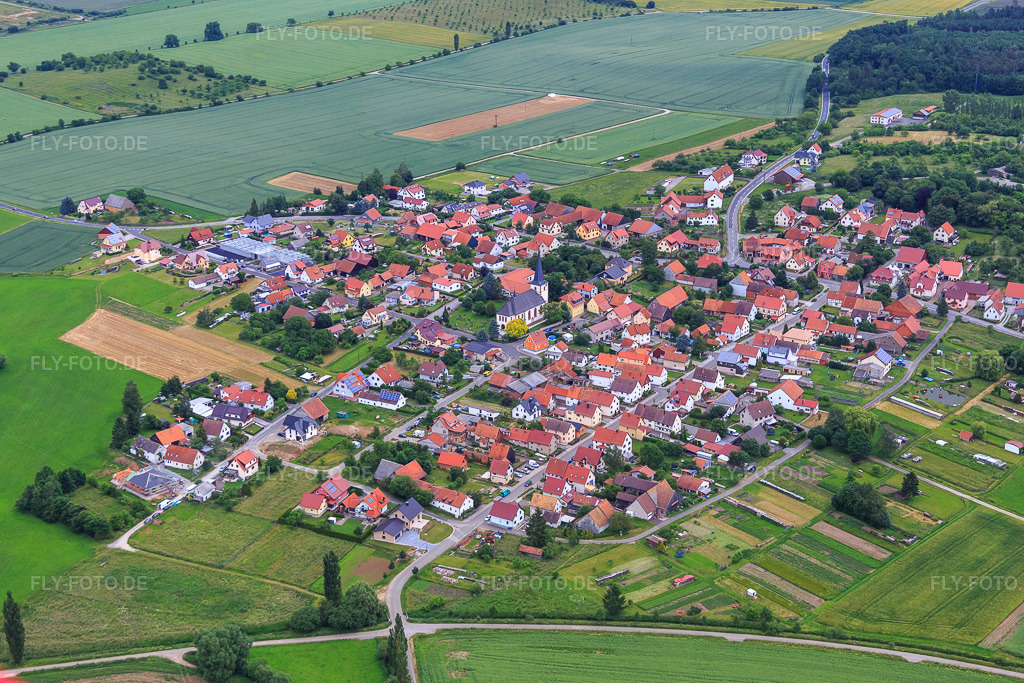 Luftbild: Dorfmitte mit Kirche St. Ägidius l aus Südwesten im Ortsteil Wolfmannshausen in Grabfeld im Bundesland Thüringen in Deutschland. Foto: IMG_089893.jpg vom 11.06.2016 durch Werner Riehm/FLY-FOTO.de