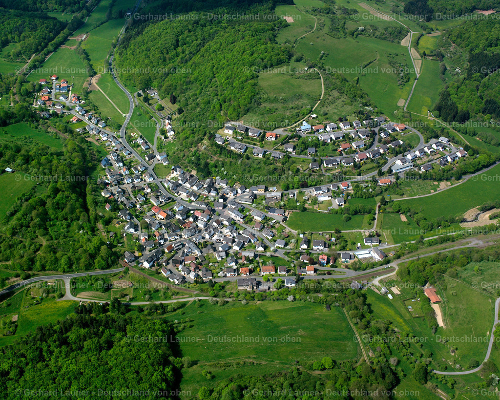 2610336 | ÜBERNTHAL 09.06.2006 Ortsansicht der Straßen und Häuser der Wohngebiete in Übernthal im Bundesland Hessen, Deutschland // Town View of the streets and houses of the residential areas in Übernthal in the state Hesse, Germany Foto: Gerhard Launer