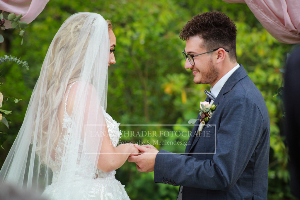 Hochzeit Sven _ Evi 08.07.22 Freie Trauung-14 | lanaschraderfotografie - Realisiert mit Pictrs.com