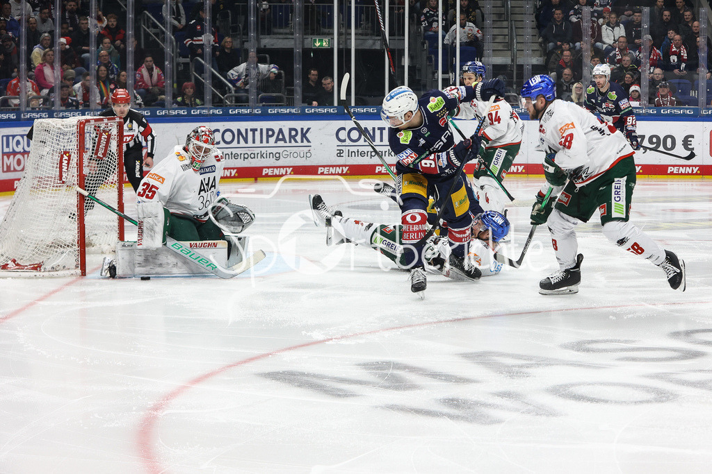 Eisbären Berlin - Augsburger Panther | Markus KELLER (AEV #35) haelt in dieser Szene gegen Leonhard PFOEDERL (EBB #93)