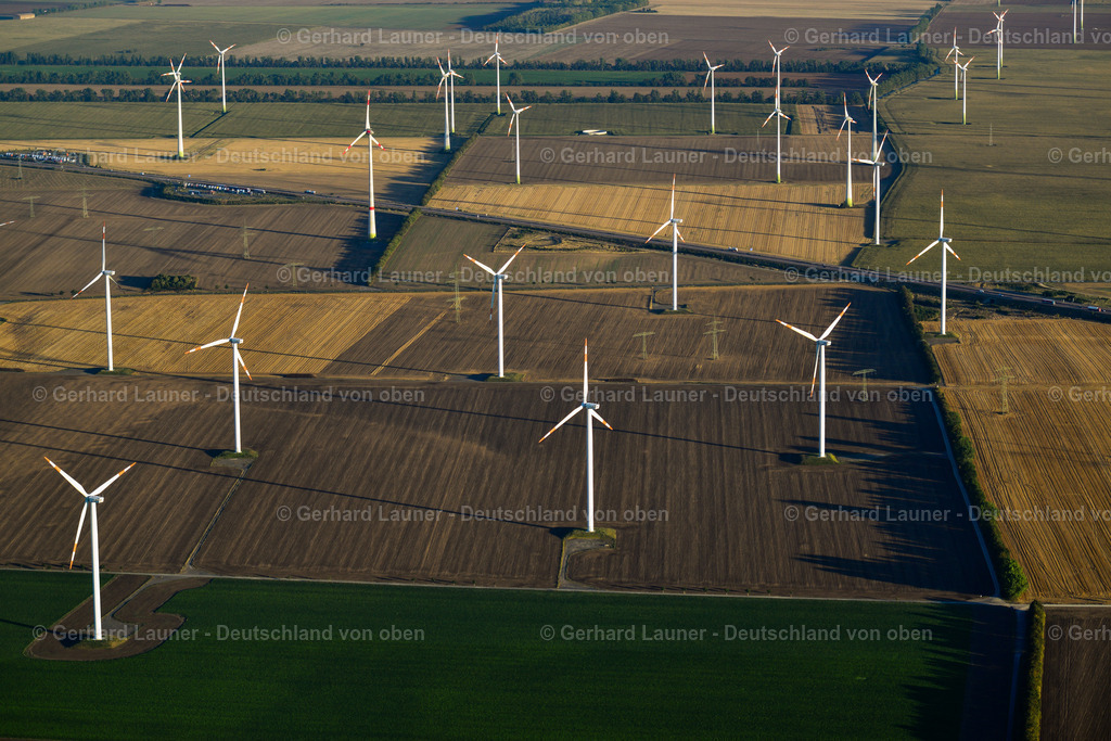 3638602 | STEDTEN 25.08.2016 Windenergieanlagen ( WEA ) mit Windkraftanlagen  auf einem Feld in Stedten im Bundesland Sachsen-Anhalt, Deutschland // Wind turbine windmills on a field in Stedten in the state Saxony-Anhalt, Germany Foto: Gerhard Launer