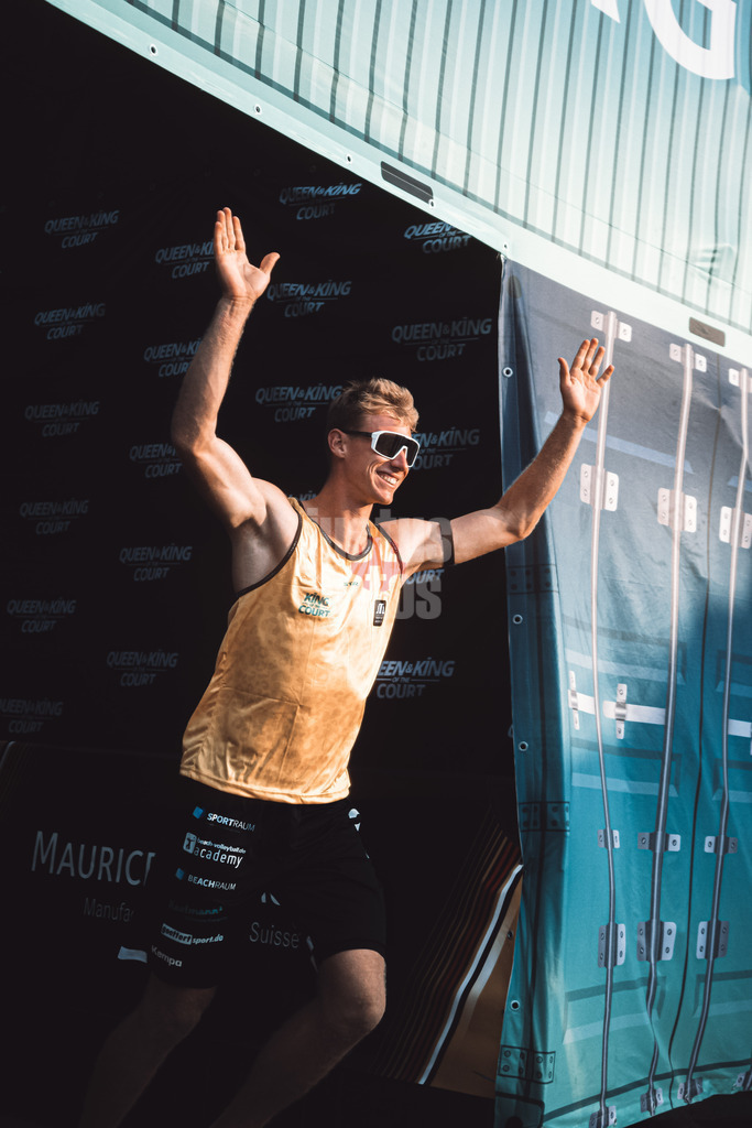 Beachvolleyball | Männer | Queen and King of the Court | Hamburg | 31.05.2024 | Jonas Reinhardt läuft in die Arena ein
