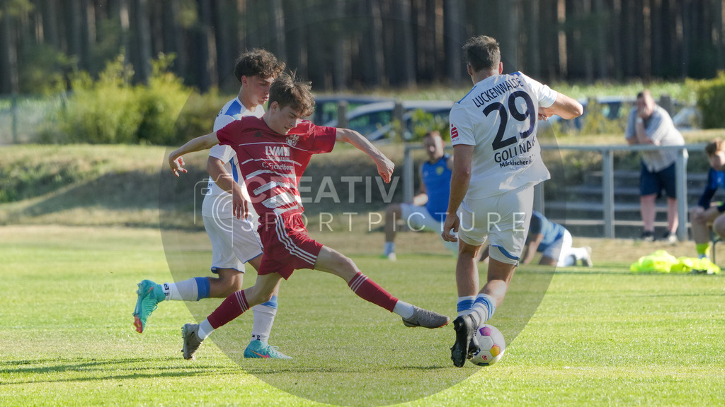 Fußball, Herren, Freundschaftsspiel, Testspiel, SG 1910 Woltersdorf vs. FSV 63 Luckenwalde, Freitag 20.06.2025, Sportplatz Woltersdorf, | Fußball, Herren, Freundschaftsspiel, Testspiel, SG 1910 Woltersdorf vs. FSV 63 Luckenwalde, Freitag 20.06.2025, Sportplatz Woltersdorf, Im Bild: Max Hathaway (l.) und Simon Gollnack (r.) vom FSV 63 Luckenwalde. - Realisiert mit Pictrs.com