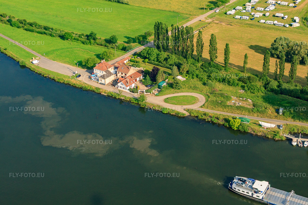 Vue aérienne: Le Bar Bac sur la Moselle à Cattenom dans le département Moselle, France – .Photo: IMG_29380.jpg prise le 26/06/2010 par Werner Riehm/FLY-FOTO.eu – Résolution de l'original: 4752 x 3168 px