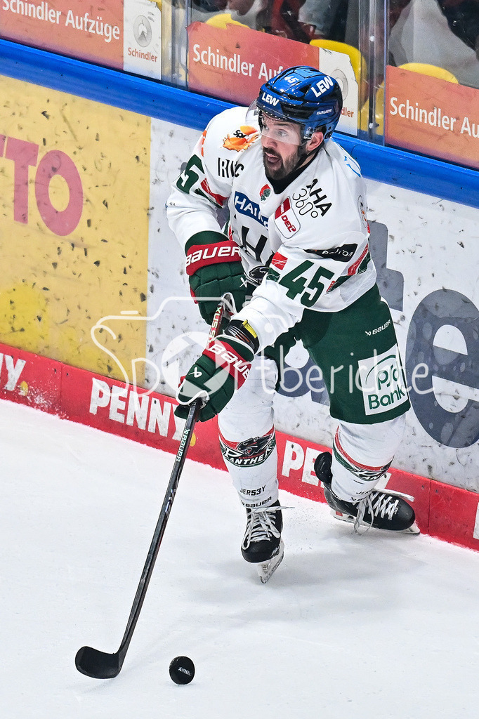 Löwen Frankfurt - Augsburger Panther | FRANKFURT, GERMANY - 19. DECEMBER: am Puck Jason BAST (Augsburger Panther 45) / Einzelfoto / Freisteller während dem Match zwischen den Löwen Frankfurt und den Augsburger Panthern am 29. Spieltag der Penny DEL in der Eissporthalle Frankfurt