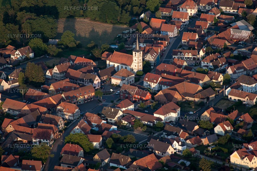 Aerial view: View of the town in Niederrœdern in the state Bas-Rhin, France.Photo: IMG_67986.jpg taken on 06/19/2014 by Werner Riehm/FLY-FOTO.comResolution of the original: 4752 x 3168 px