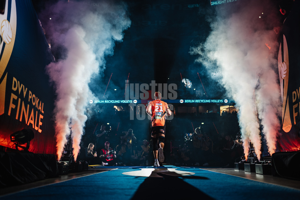 Volleyball | Männer | Saison 2023/2024 | DVV-Pokal Finale | WWK Volleys Herrsching vs. Berlin Recycling Volleys | 03.03.2024 | Tobias Krick (#21, Berlin Recycling Volleys) beim Einlauf in die Arena