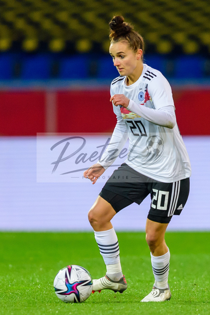 GERTUR20211126_107 | Fussball, Frauen: Lina Magull (Germany) in Aktion, am Ball, Einzelaktion bei dem Spiel der WM-Qualifikation zwischen Deutschland und Tuerkei im Eintracht-Stadion am 26.11.2021 in Braunschweig, Deutschland. - Realisiert mit Pictrs.com